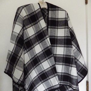 E & K Black and White Blanket Wrap One Size Shawl Poncho